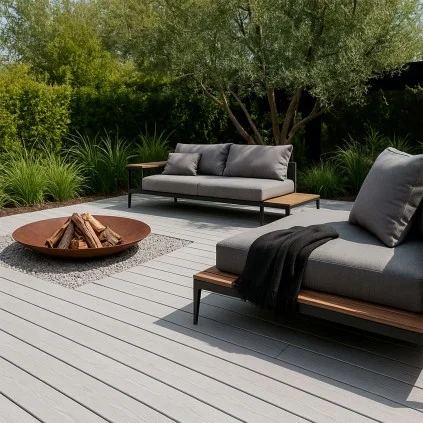 Deck sintético residencial Light Gray en un jardín