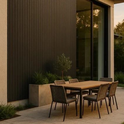 Lambrín WPC exterior Charcoal en una terraza