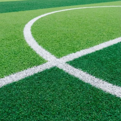 Pasto sintético deportivo fibrilado en una cancha
